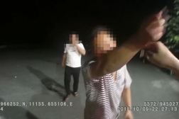 美女脱了衣服露出了大雷,美女脱衣事件真相揭秘”